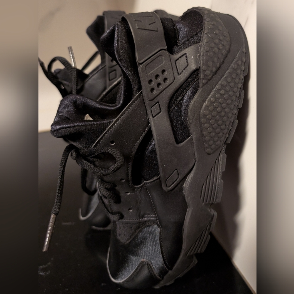 Nike Air Huarache Black Athletic Trainer Sneakers Wmn's Size 8  MSRP $160 - Picture 5 of 10